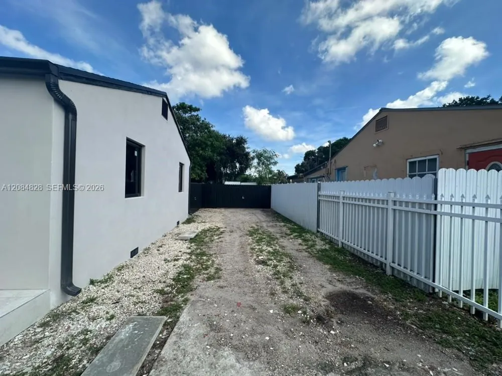 2377 NW 84th St #N/A Miami, FL 33147