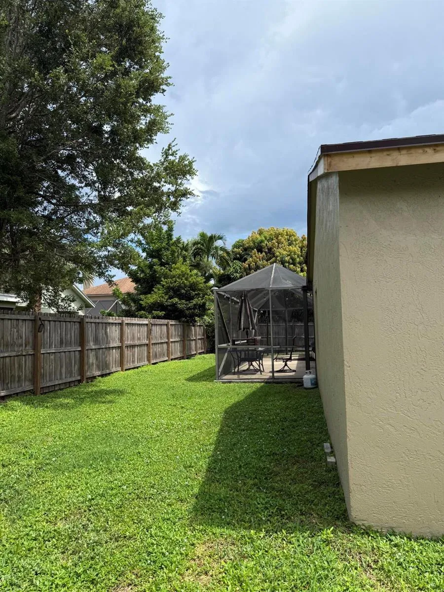 102 SAND PINE WAY Royal Palm Beach, FL 33411