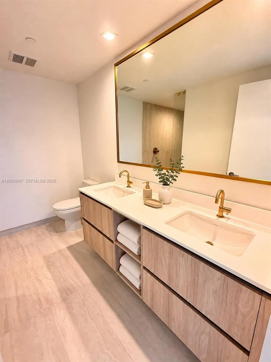 77 SE 5th St #2201 Miami, FL 33131