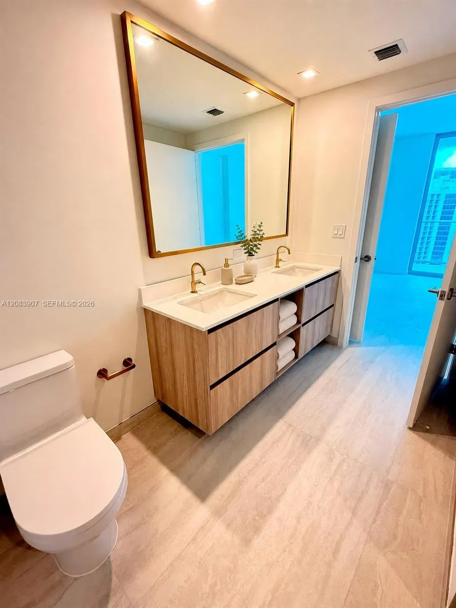 77 SE 5th St #2201 Miami, FL 33131