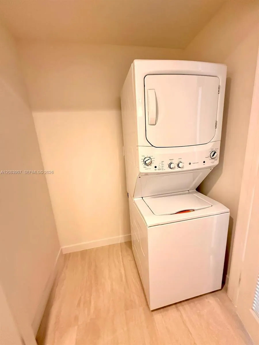 77 SE 5th St #2201 Miami, FL 33131