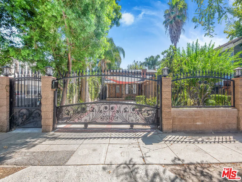 22018 Dumetz Road Woodland Hills, CA 91364