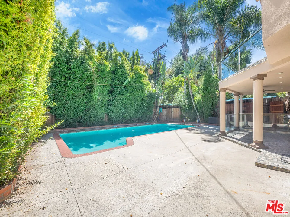 22018 Dumetz Road Woodland Hills, CA 91364