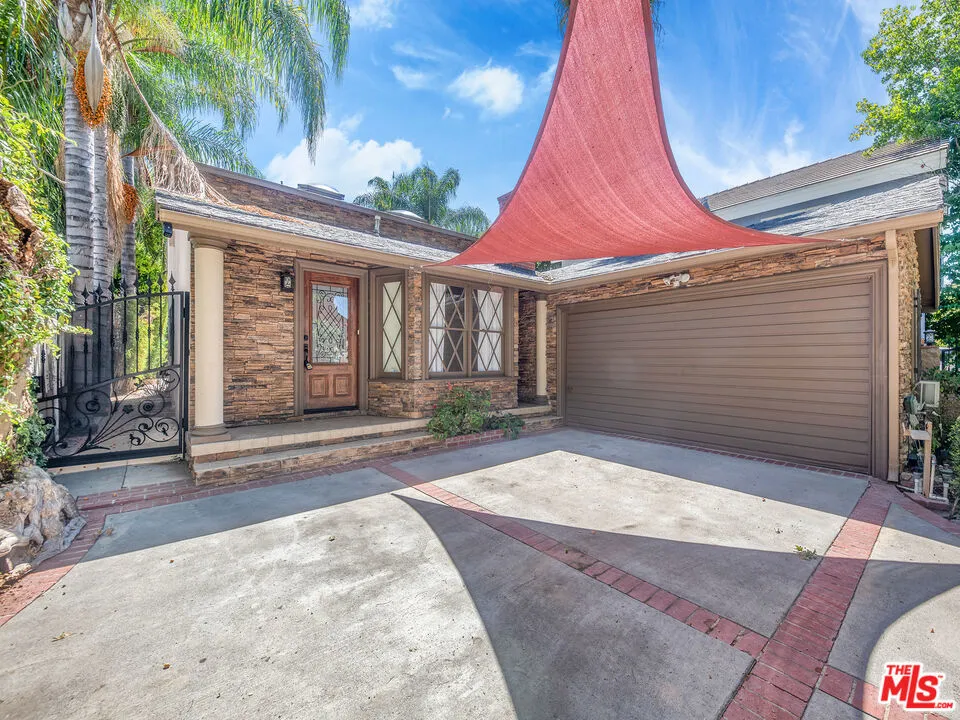 22018 Dumetz Road Woodland Hills, CA 91364
