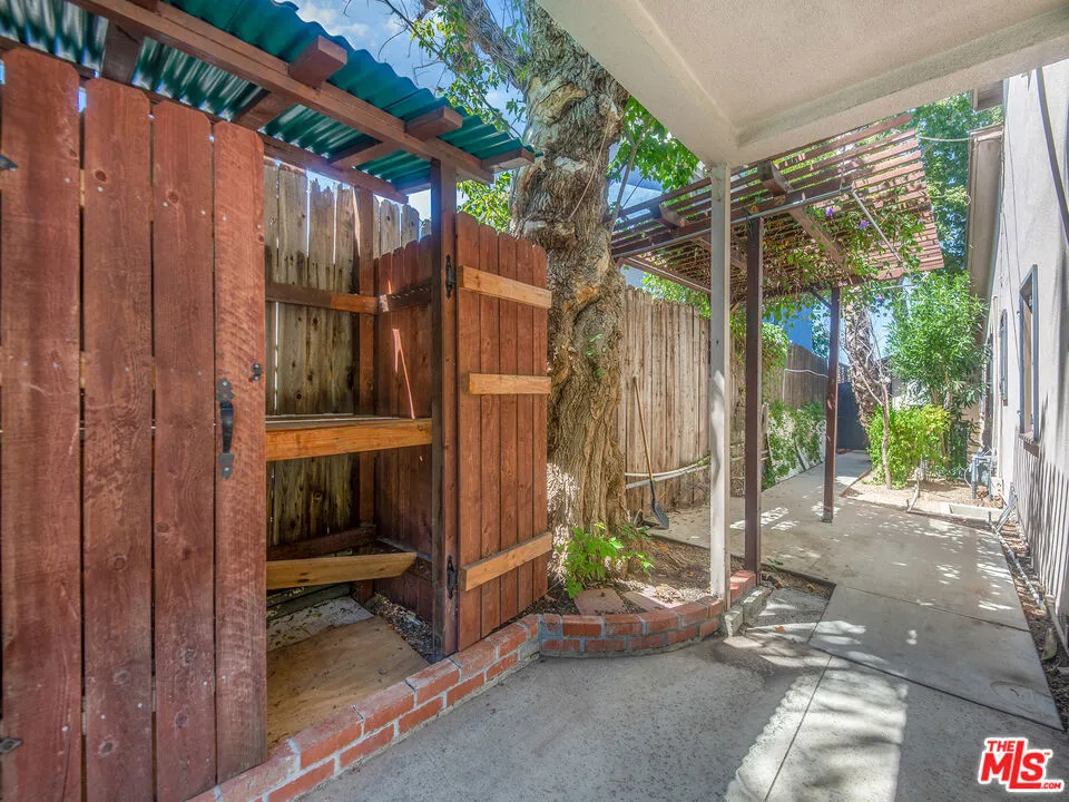 22018 Dumetz Road Woodland Hills, CA 91364
