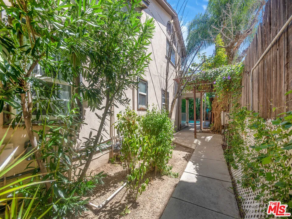 22018 Dumetz Road Woodland Hills, CA 91364