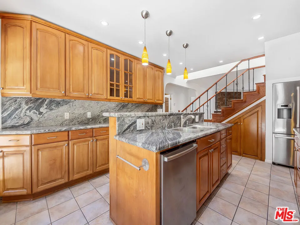 22018 Dumetz Road Woodland Hills, CA 91364