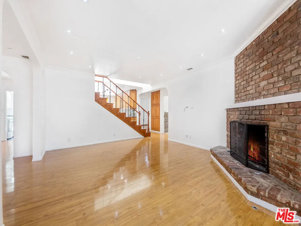 22018 Dumetz Road Woodland Hills, CA 91364