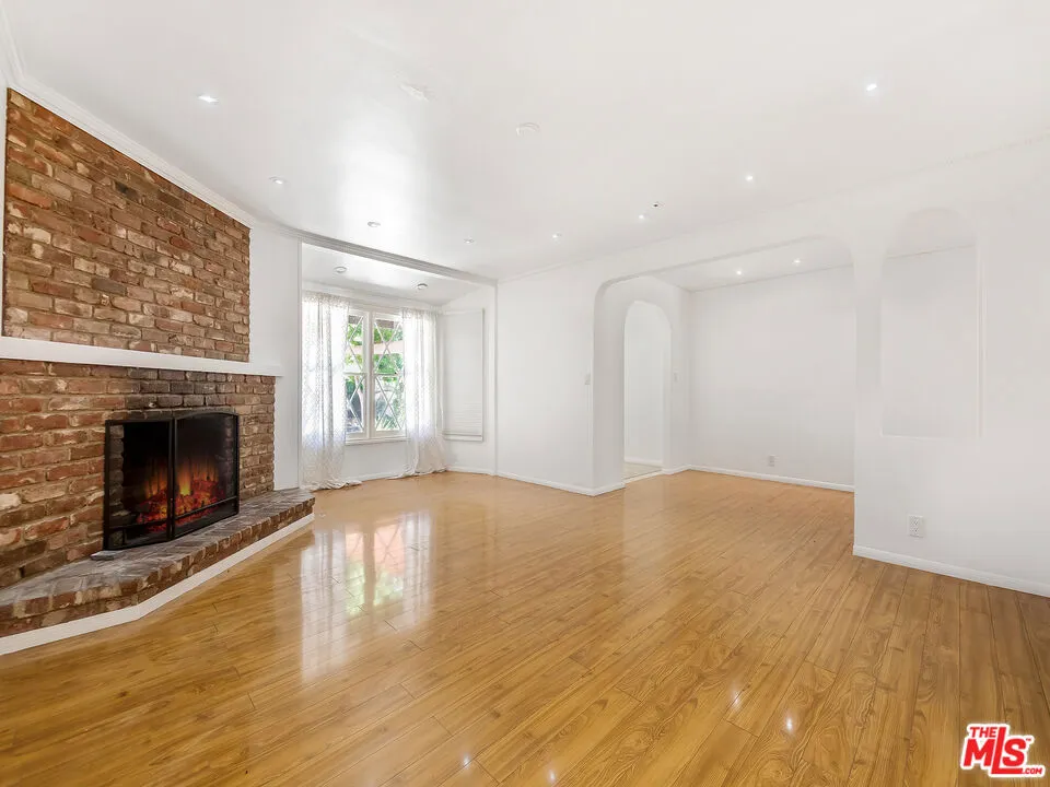 22018 Dumetz Road Woodland Hills, CA 91364