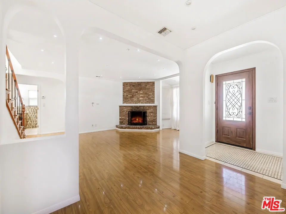 22018 Dumetz Road Woodland Hills, CA 91364