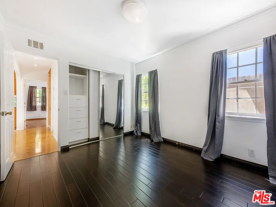 22018 Dumetz Road Woodland Hills, CA 91364