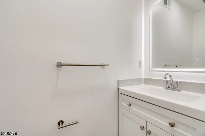 130 Winchester Way Franklin, NJ 08873