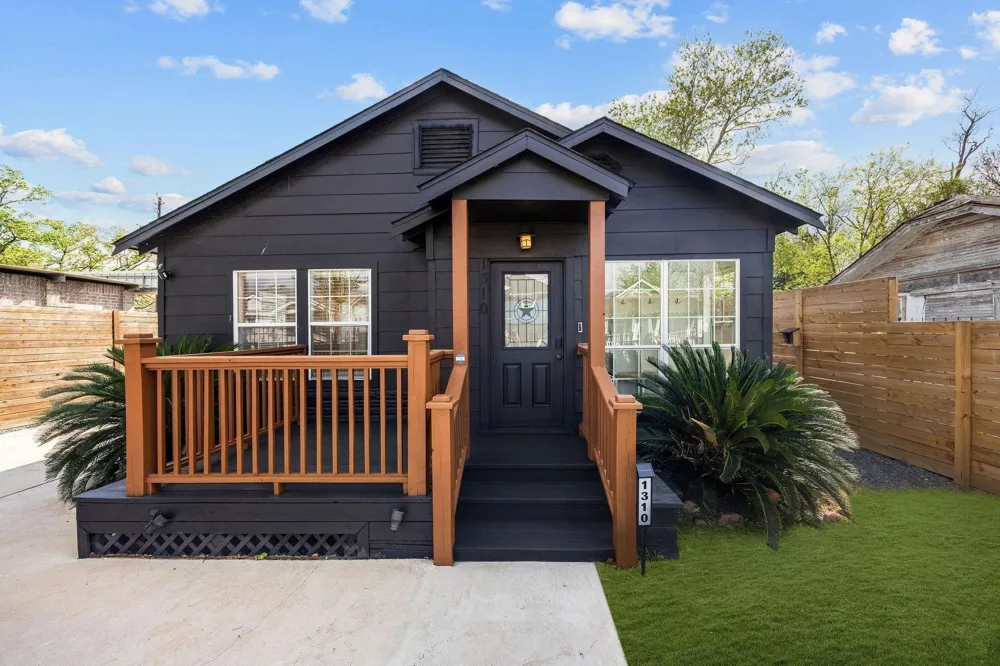 1310 Walton Street Houston, TX 77009