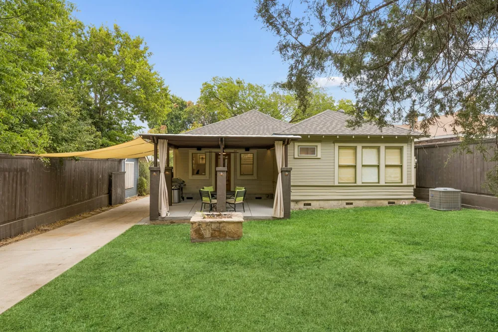 1011 Woodlawn Avenue Dallas, TX 75208