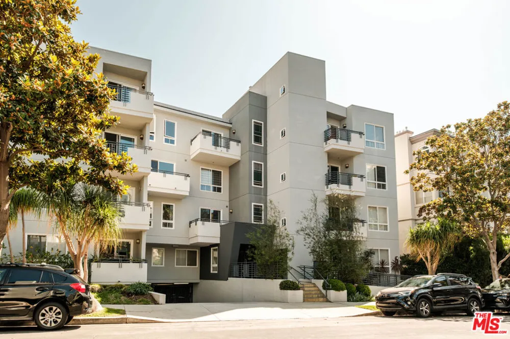 1176 Wellesley Avenue #PH2 Los Angeles, CA 90049