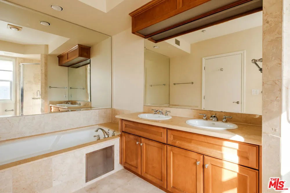 1176 Wellesley Avenue #PH2 Los Angeles, CA 90049