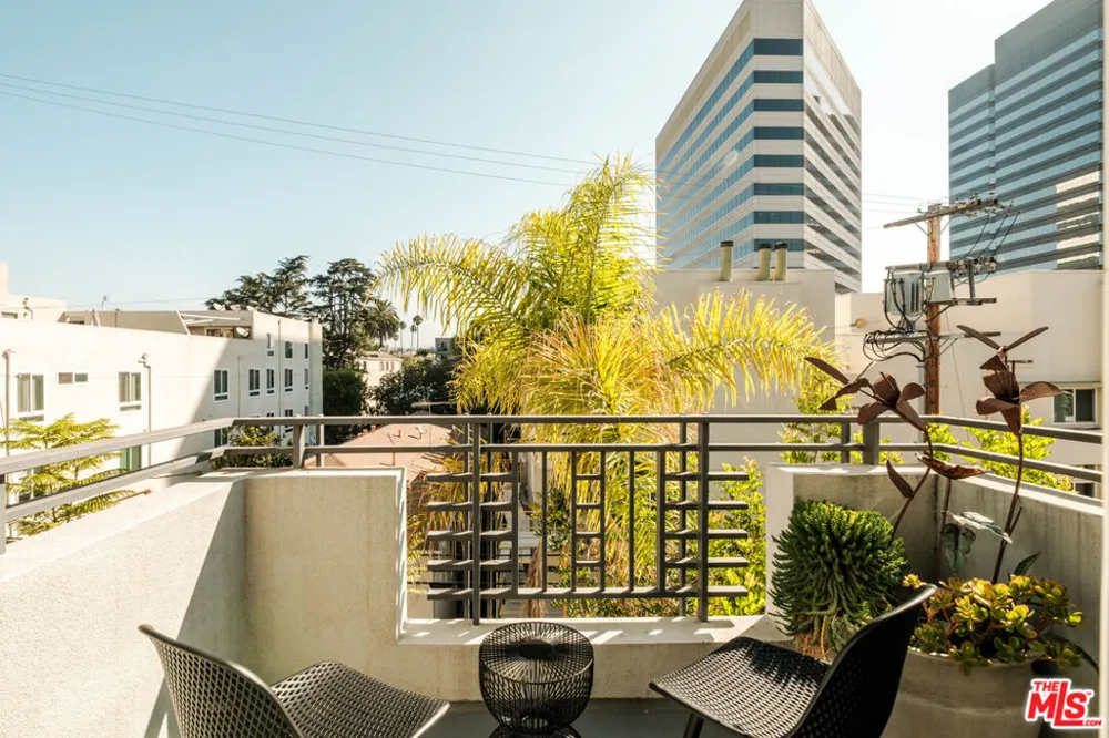 1176 Wellesley Avenue #PH2 Los Angeles, CA 90049