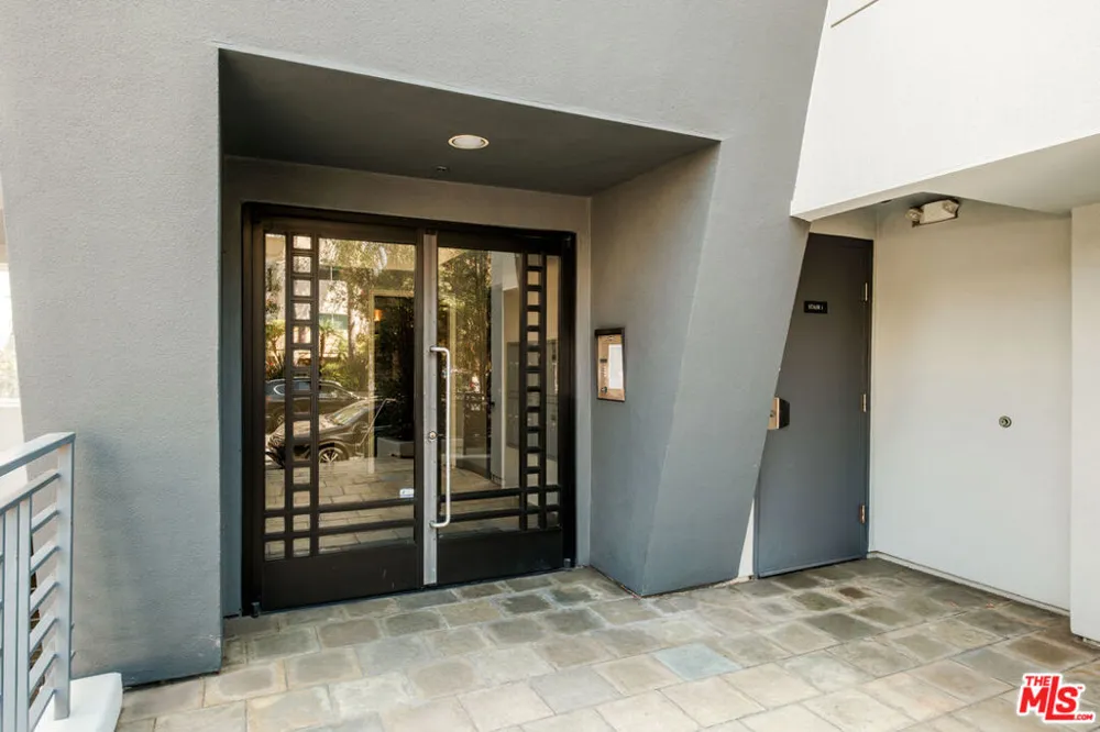 1176 Wellesley Avenue #PH2 Los Angeles, CA 90049