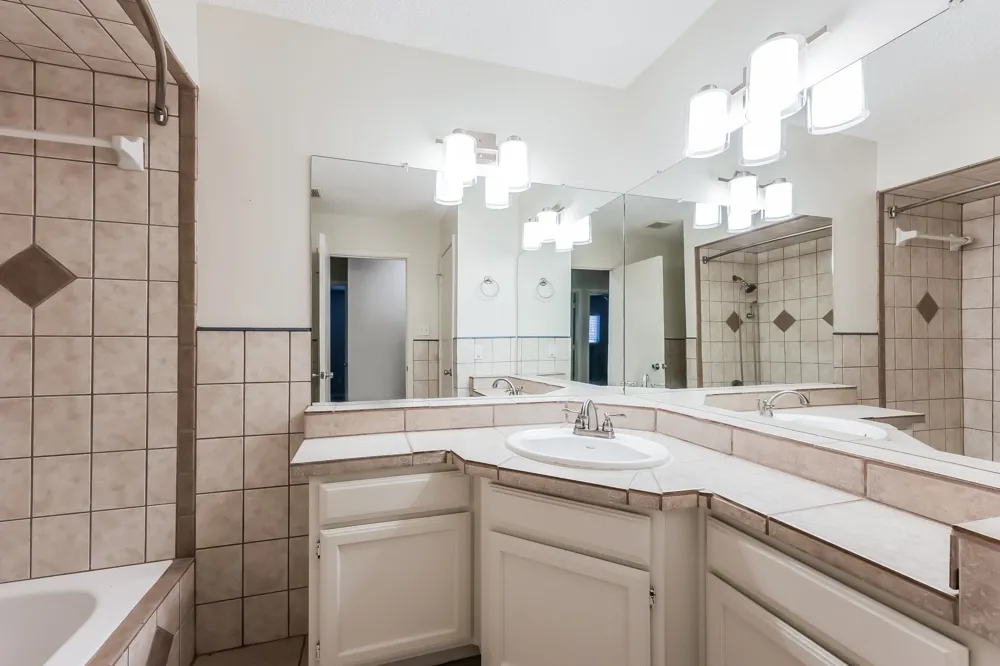 1800 Chittam Drive Euless, TX 76039