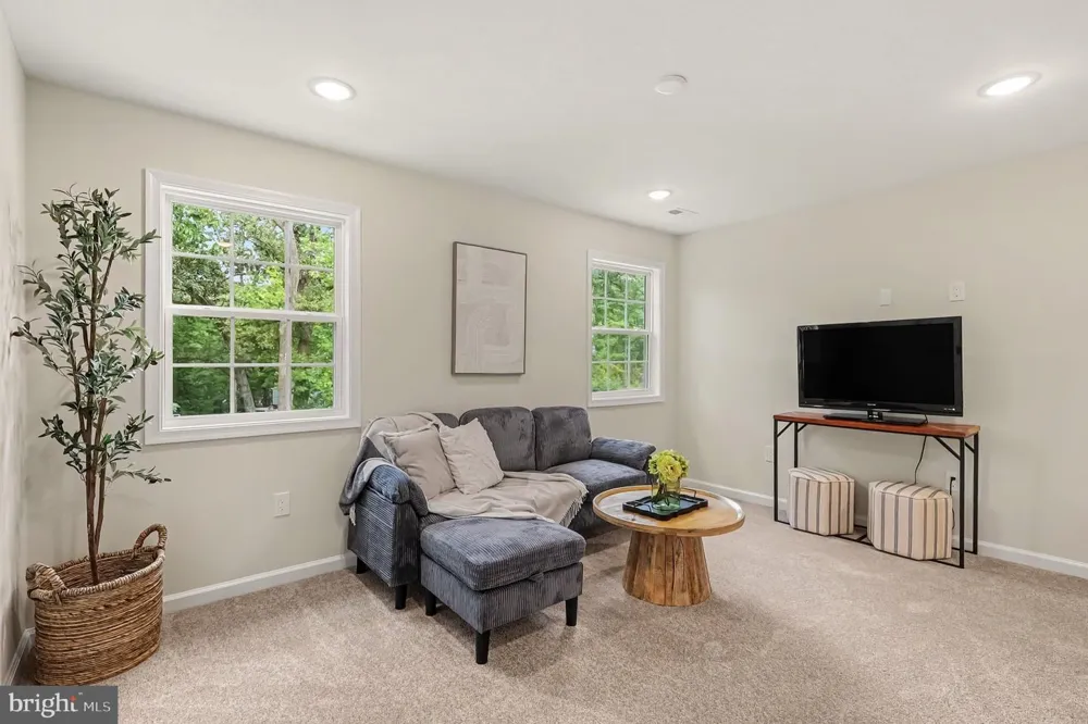 3179 OAKMONT AVENUE Triangle, VA 22172
