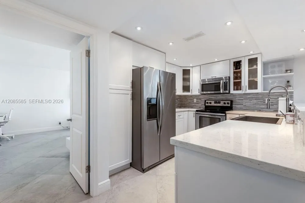 600 Parkview Dr #829 Hallandale Beach, FL 33009