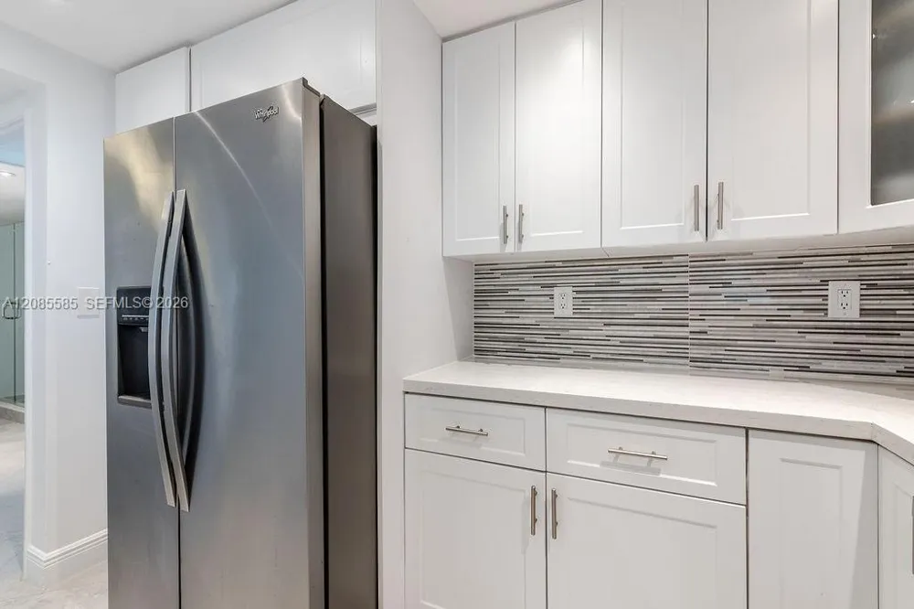 600 Parkview Dr #829 Hallandale Beach, FL 33009