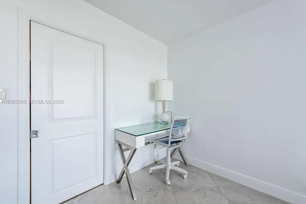 600 Parkview Dr #829 Hallandale Beach, FL 33009