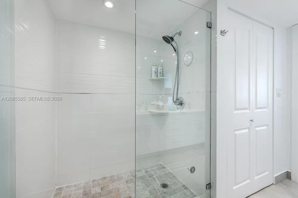 600 Parkview Dr #829 Hallandale Beach, FL 33009