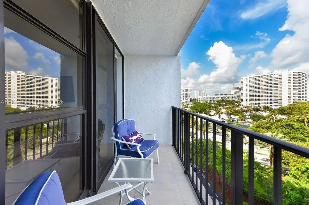 600 Parkview Dr #829 Hallandale Beach, FL 33009