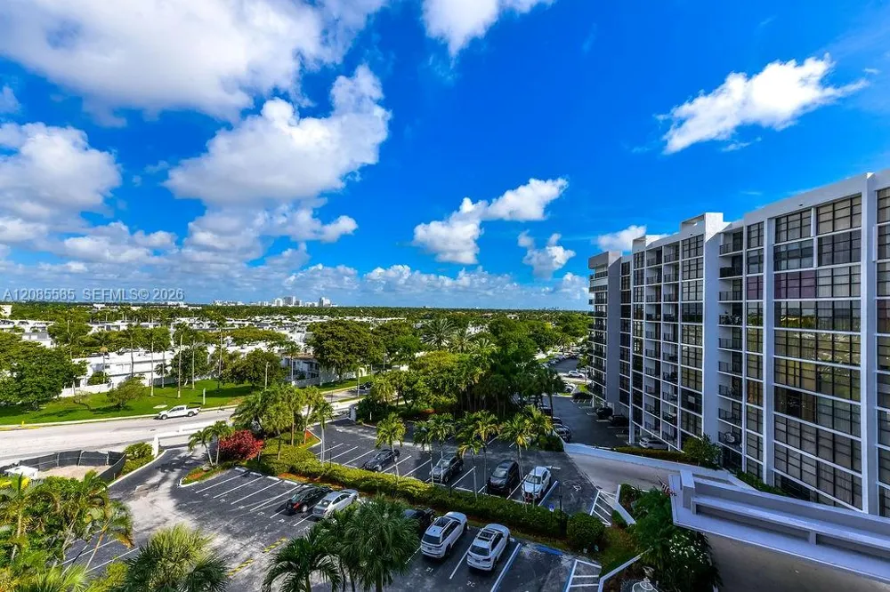 600 Parkview Dr #829 Hallandale Beach, FL 33009