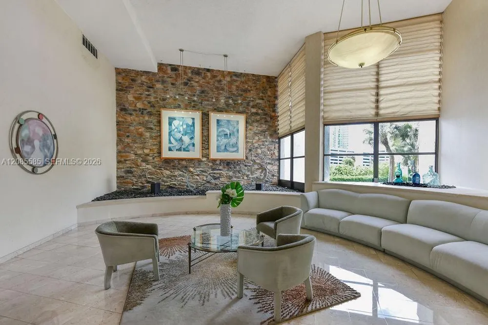 600 Parkview Dr #829 Hallandale Beach, FL 33009