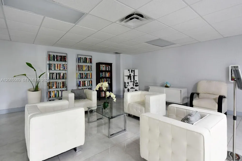 600 Parkview Dr #829 Hallandale Beach, FL 33009