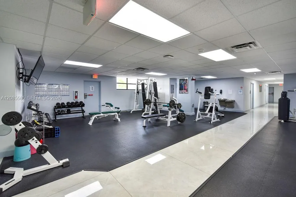 600 Parkview Dr #829 Hallandale Beach, FL 33009