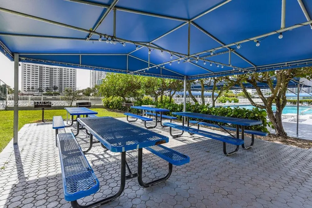 600 Parkview Dr #829 Hallandale Beach, FL 33009