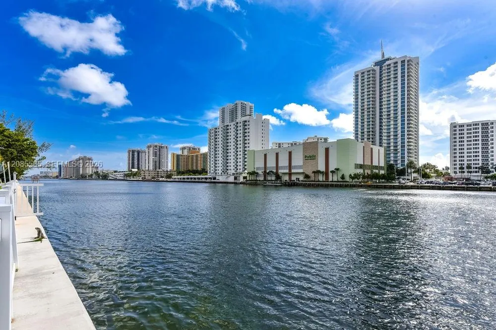 600 Parkview Dr #829 Hallandale Beach, FL 33009
