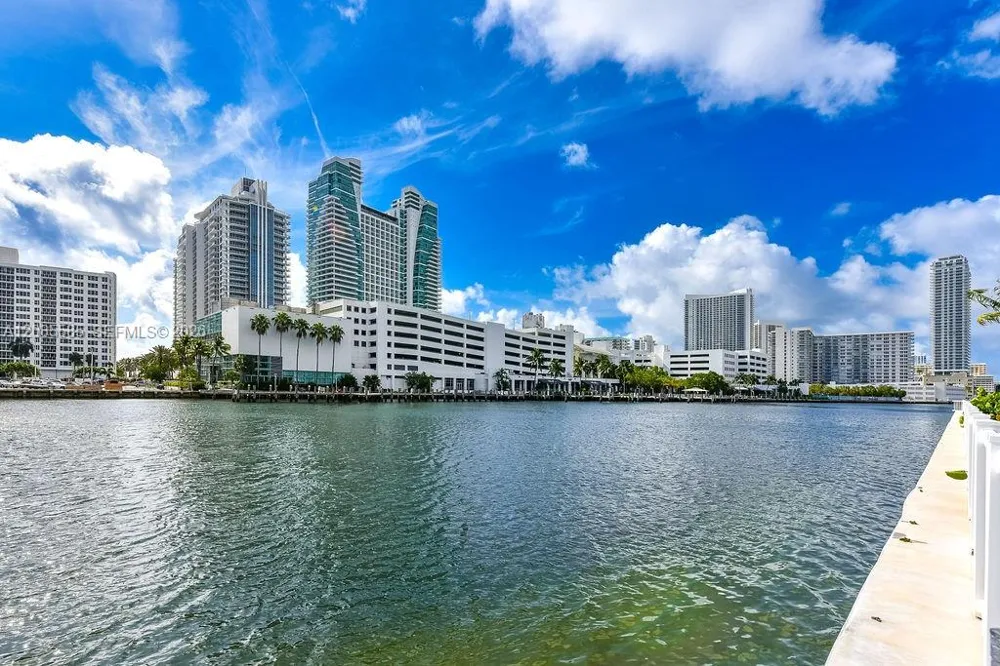 600 Parkview Dr #829 Hallandale Beach, FL 33009