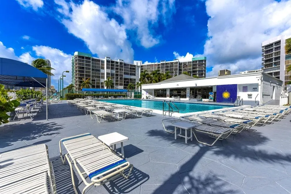 600 Parkview Dr #829 Hallandale Beach, FL 33009