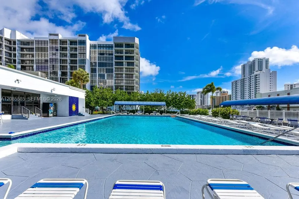 600 Parkview Dr #829 Hallandale Beach, FL 33009