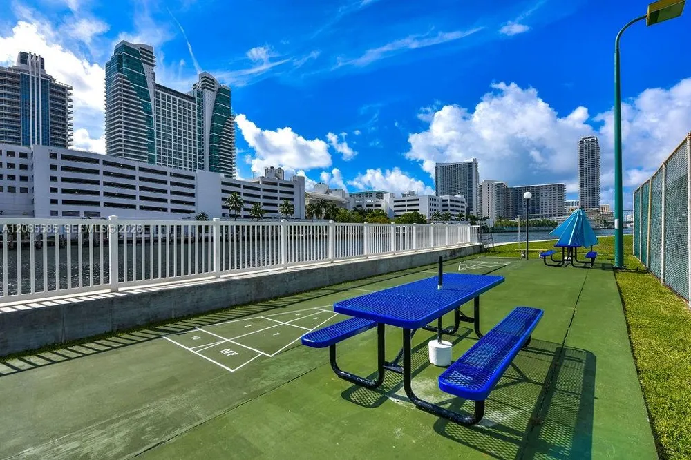 600 Parkview Dr #829 Hallandale Beach, FL 33009