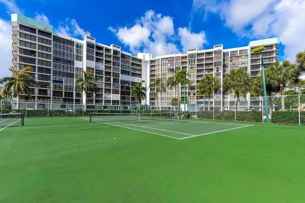 600 Parkview Dr #829 Hallandale Beach, FL 33009