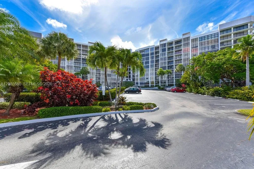 600 Parkview Dr #829 Hallandale Beach, FL 33009