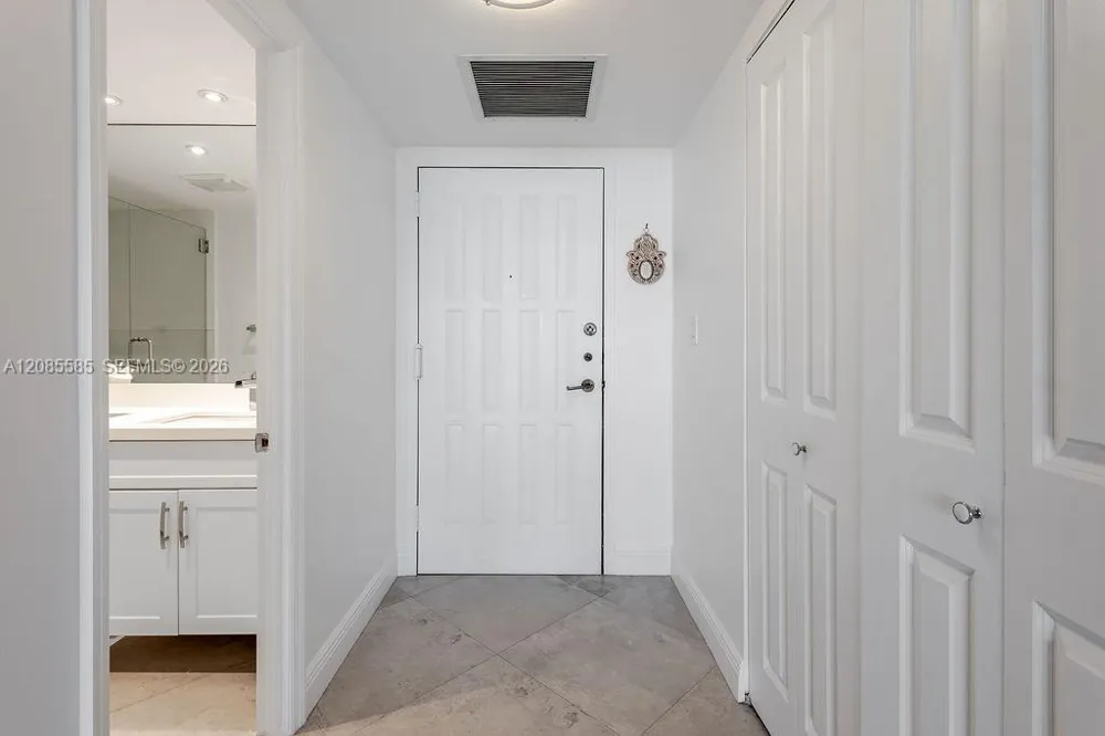 600 Parkview Dr #829 Hallandale Beach, FL 33009