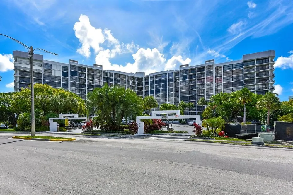 600 Parkview Dr #829 Hallandale Beach, FL 33009
