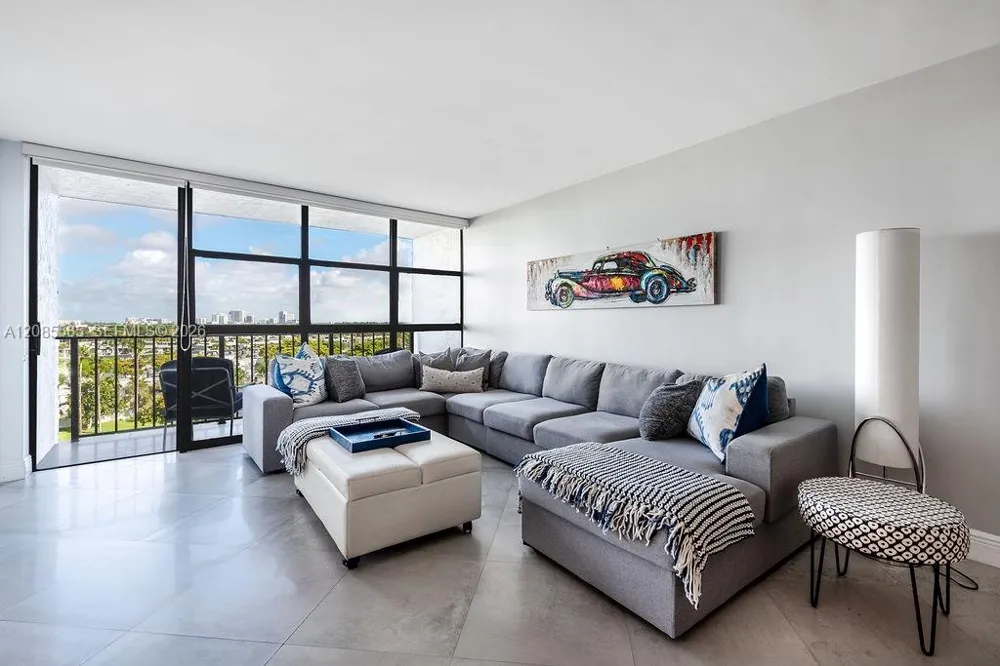600 Parkview Dr #829 Hallandale Beach, FL 33009