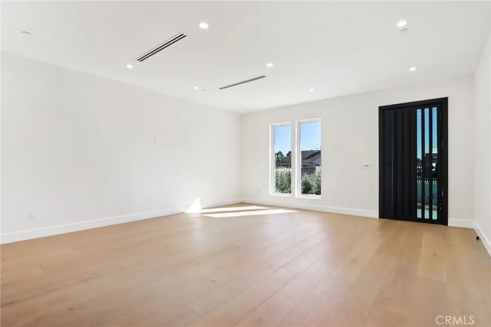 14931 Vose Street Van Nuys, CA 91405