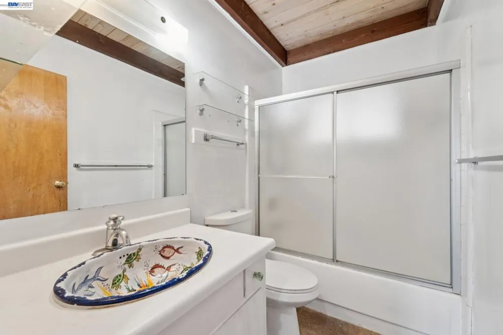 6151 Valley View Rd Oakland, CA 94611