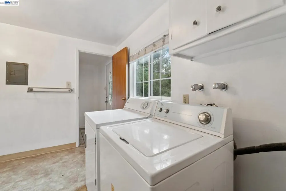 6151 Valley View Rd Oakland, CA 94611