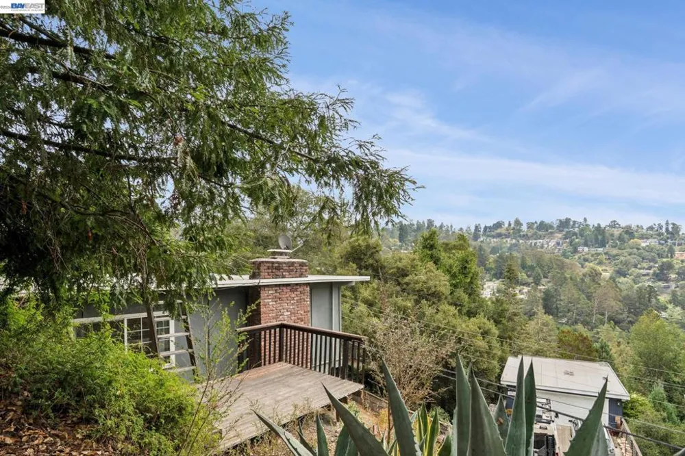 6151 Valley View Rd Oakland, CA 94611