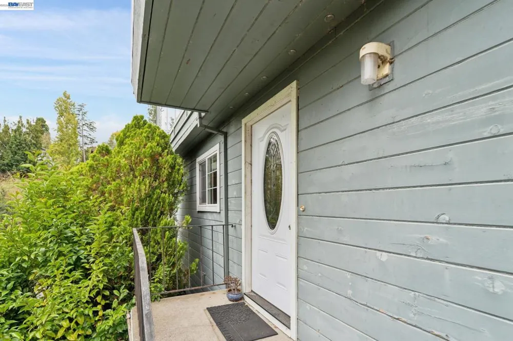 6151 Valley View Rd Oakland, CA 94611