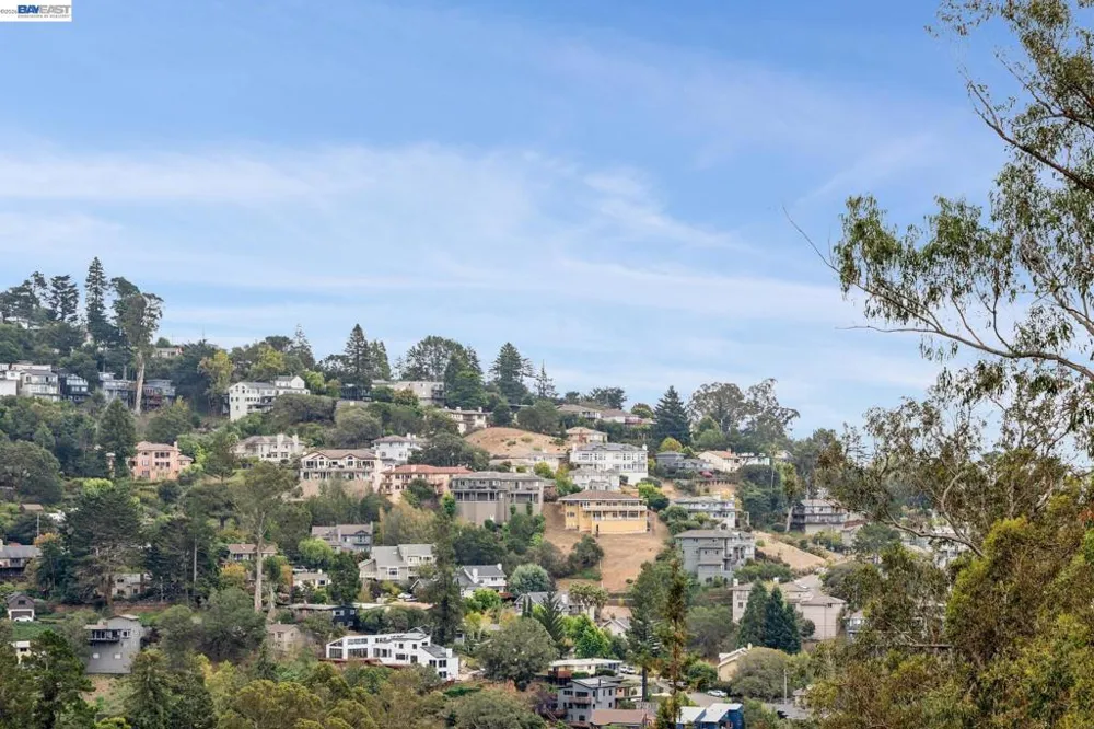 6151 Valley View Rd Oakland, CA 94611